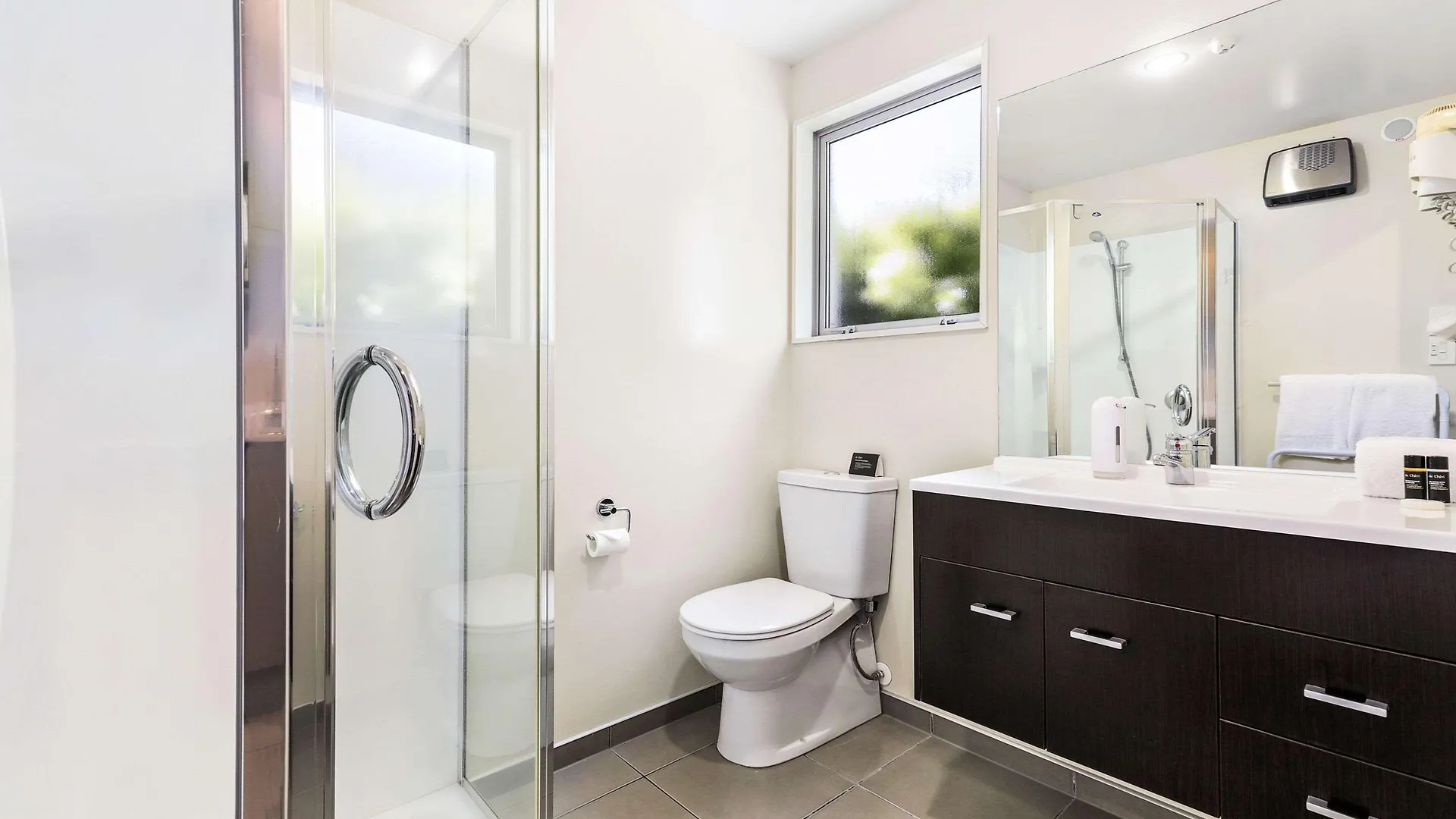 Quality Suites Amore Christchurch 4*,