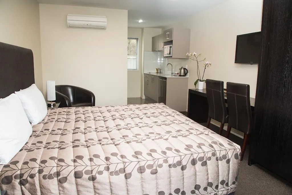 Quality Suites Amore Christchurch 4*,